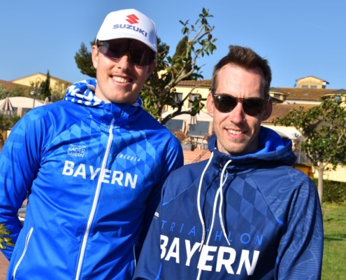 Zwei Männer in "Bayern" Jacken