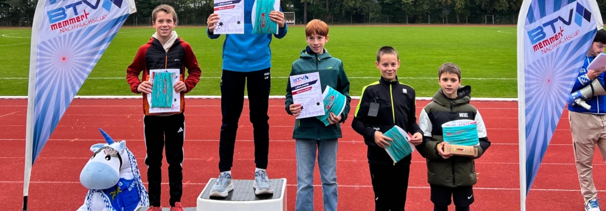 Kinder mit Urkunden auf dem Podium