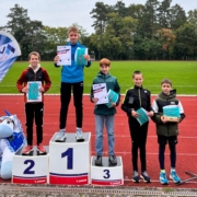 Kinder mit Urkunden auf dem Podium