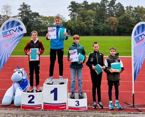 Kinder mit Urkunden auf dem Podium