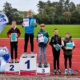 Kinder mit Urkunden auf dem Podium