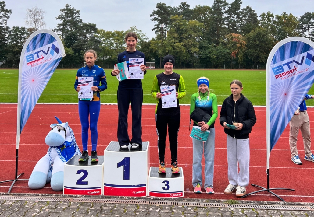 Kinder mit Urkunden auf dem Podium