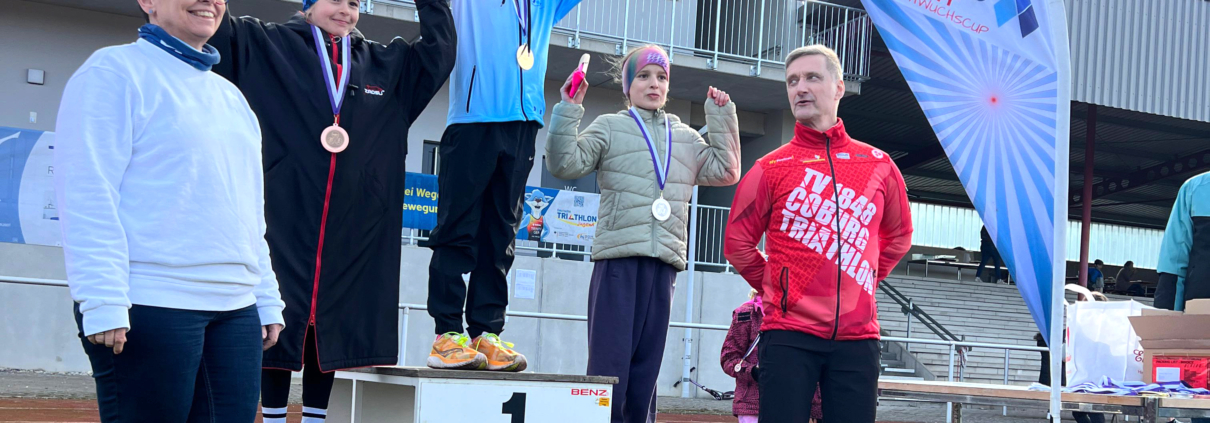 Kinder auf einem Podium