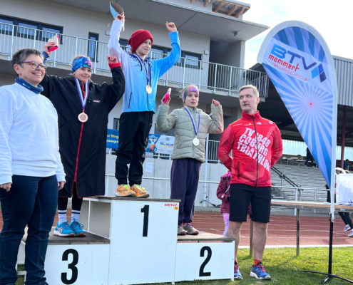 Kinder auf einem Podium