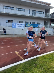 Drei Mädchen laufen