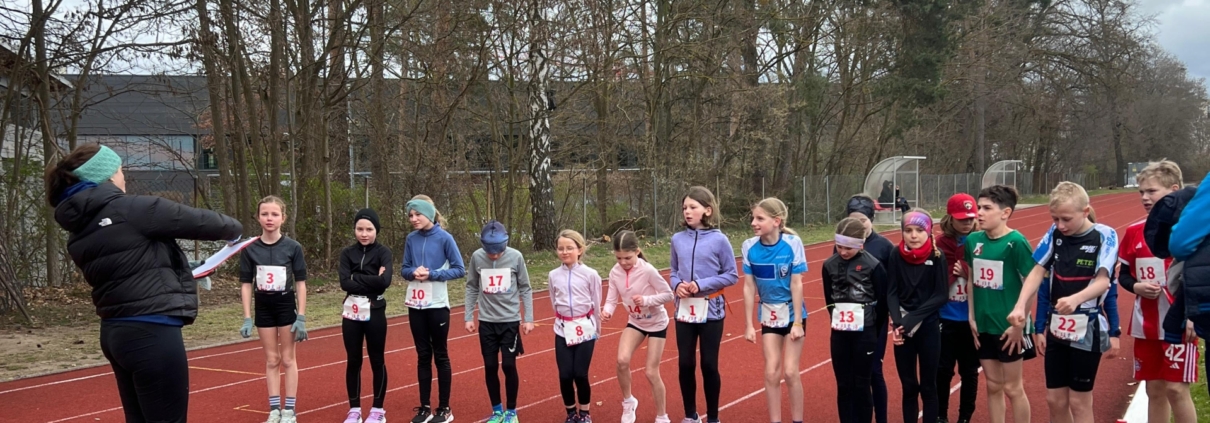 Junge Sportlerinnen auf Laufbahn