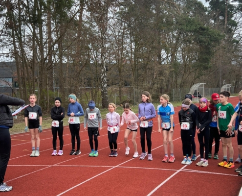 Junge Sportlerinnen auf Laufbahn