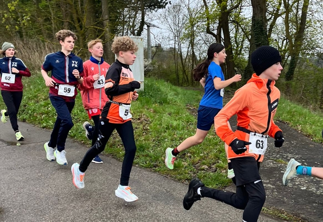 Eine Gruppe laufender Kinder