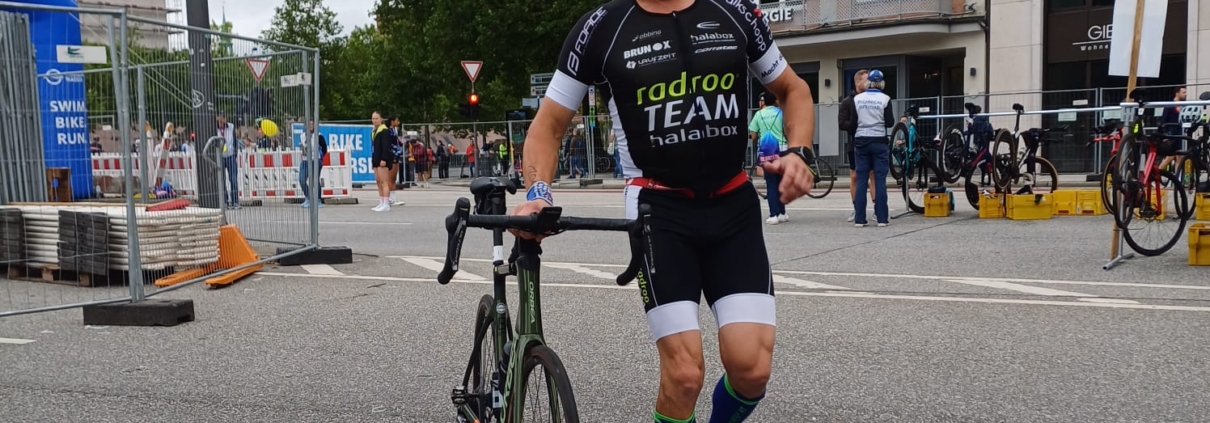 Sportler schiebt Rad