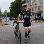 Sportler schiebt Rad
