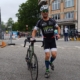Sportler schiebt Rad