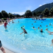 Kinder im Schwimmbad