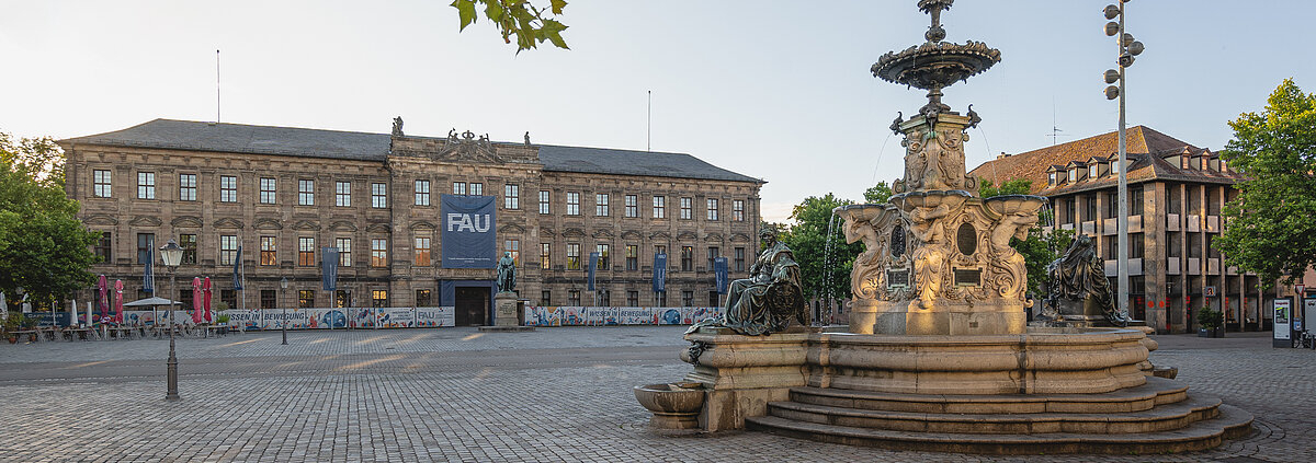 Markgrafenschloss mit Paulibrunnen in Erlangen