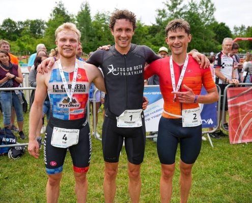Siegerfoto drei Triathleten