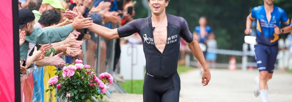 Sportler klatscht Zuschauer ab