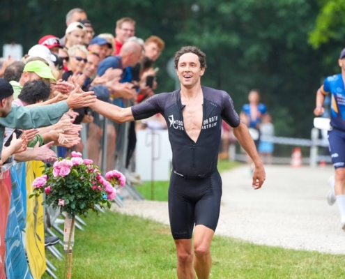 Sportler klatscht Zuschauer ab