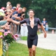 Sportler klatscht Zuschauer ab