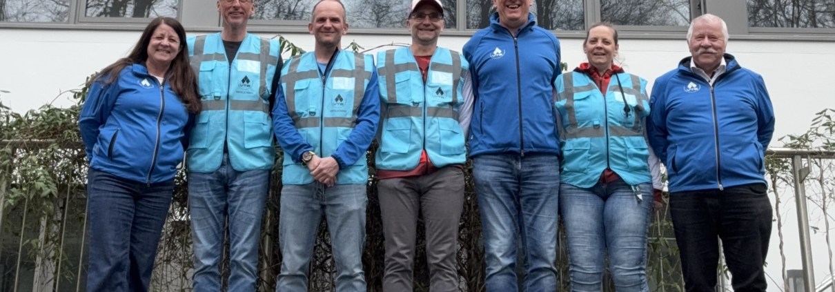 Gruppe von Menschen in Blauen Jacken