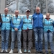 Gruppe von Menschen in Blauen Jacken