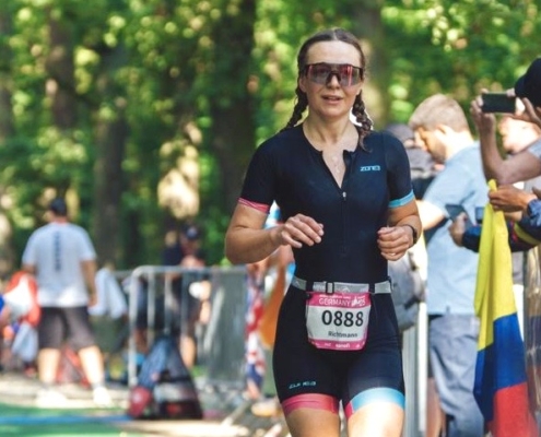 Sportlerin läuft über grünen Teppich