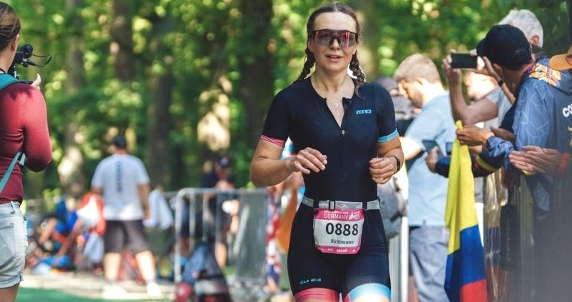 Sportlerin läuft über grünen Teppich