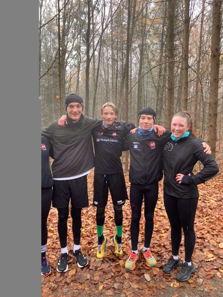 Junge Sportler in Laufkleidung Gruppenfoto in nebeligem Wald
