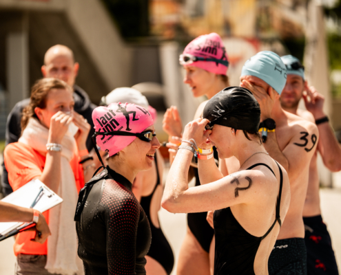 Menschen mit Bademütze und Schwimmbrillw