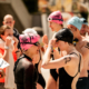 Menschen mit Bademütze und Schwimmbrillw