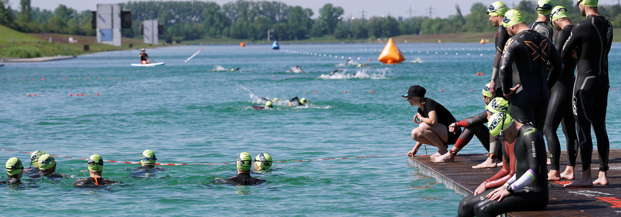 Blick auf Gewässer mit Schwimmern