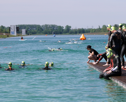 Blick auf Gewässer mit Schwimmern