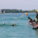 Blick auf Gewässer mit Schwimmern