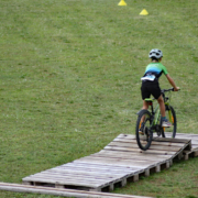 junger Sportler fährt mit dem Mountainbike über Parcours
