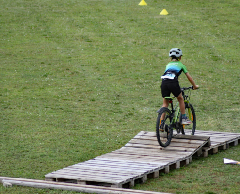 junger Sportler fährt mit dem Mountainbike über Parcours