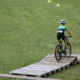 junger Sportler fährt mit dem Mountainbike über Parcours